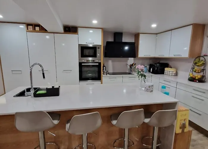Pool House Minutes From Villa Charneca (Setubal)